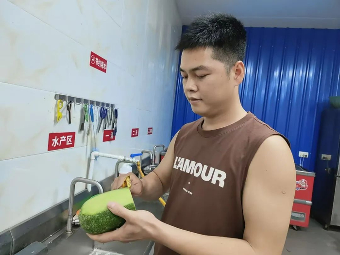 认真加工食材，精心做好每一道食物。周顺彬 摄