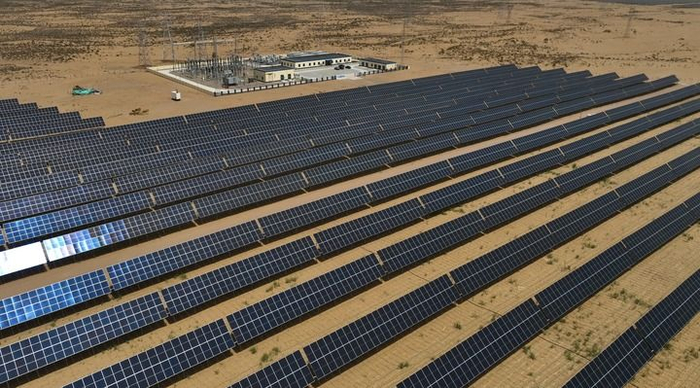   这是2024年5月16日拍摄的内蒙古巴彦淖尔市磴口县乌兰布和沙漠光伏基地（无人机照片）。新华社记者 李云平 摄