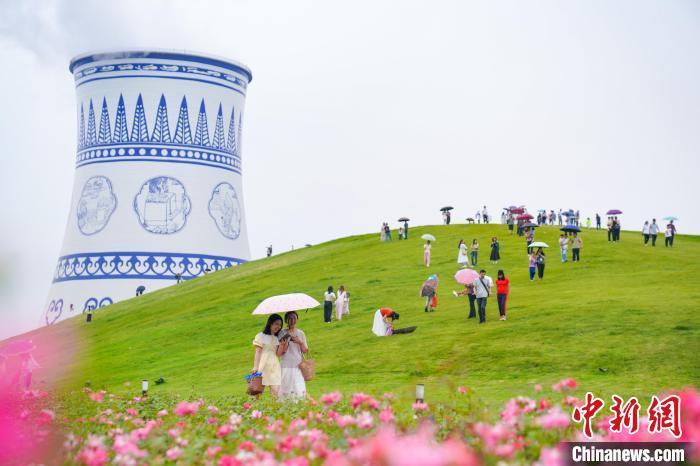 5月19日，江西省新余市青花瓷公园处处芳草茵茵，游客冒着阴雨游览。谭建荣摄