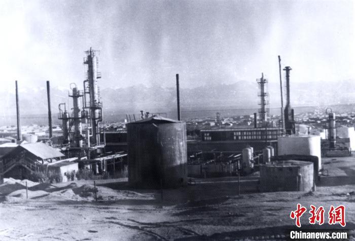 图为1959年8月27日，冷湖炼油厂开炼。(资料图)青海油田 供图