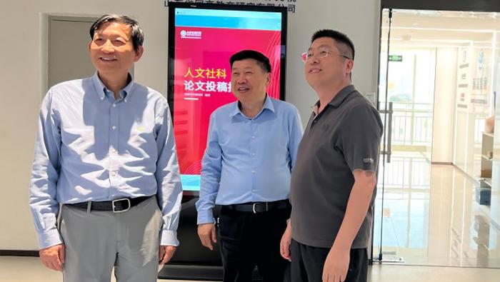 教育部“长江学者”、CSSCI设计者、南京大学苏新宁教授（左一）一行两人到访公司