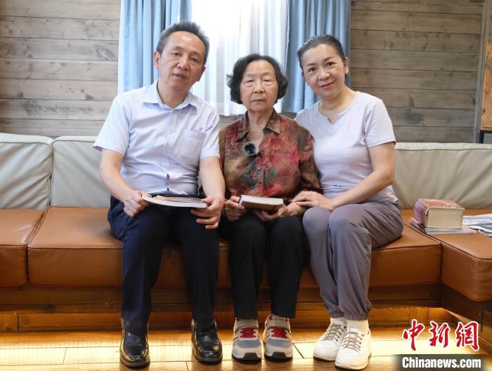 5月15日，吴忠亚外孙林园丁(左)、女儿吴厚悌(中)和外孙女林片红(右)在广东珠海合影。中新社记者 蔡敏婕 摄