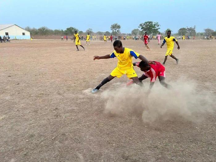 3月31日，贝宁当地村民球员在非洲“村超”比赛中拼抢