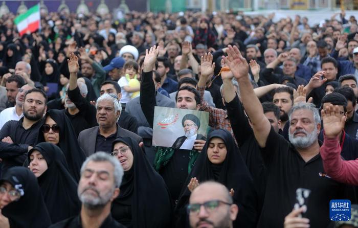  5月23日，在伊朗马什哈德的伊马姆·礼萨圣地，民众哀悼已故总统莱希。新华社发