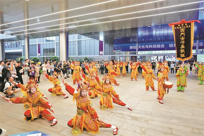 ▲5月23日，第二十届文博会主会场，汕头市潮阳区西门女子英歌队带来一场精彩的英歌舞巡游。 深圳晚报记者 陆颖 摄