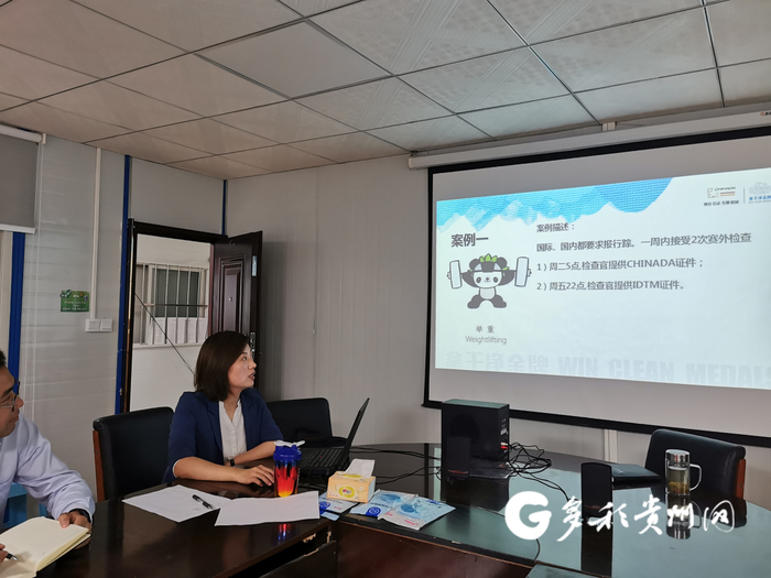 邱晓霞进行日常授课