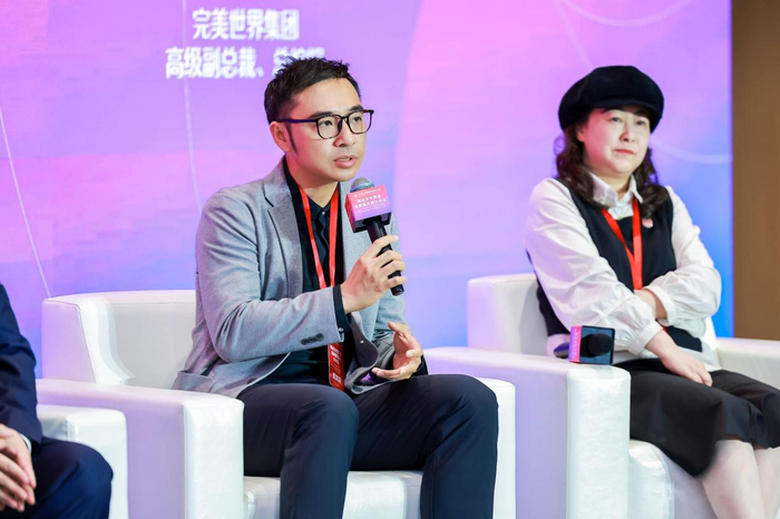 图为完美世界集团高级副总裁、总编辑伊迪参与圆桌对话。