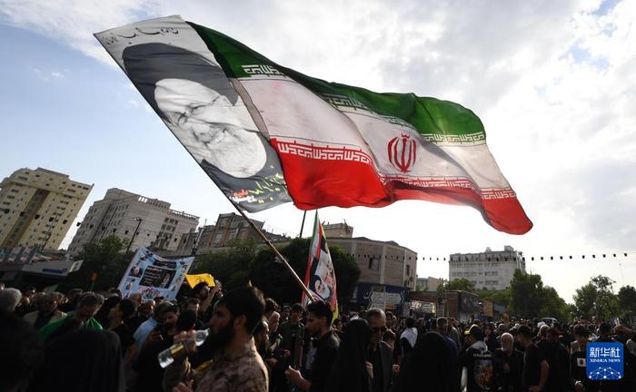 5月23日，在伊朗马什哈德，民众哀悼已故总统莱希。新华社记者 沙达提 摄