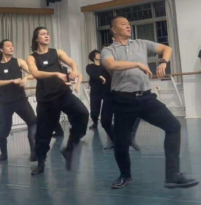 姜铁红与学生一起跳舞。图/视频截图