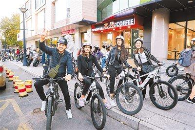 希腊游客以骑自行车的方式游览北京。京骑文化供图