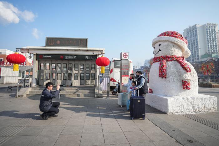 2024年2月9日，在辽宁省沈阳市，南方来东北旅游的游客在地铁“沈阳站站”拍照留念。新华社记者 潘昱龙 摄