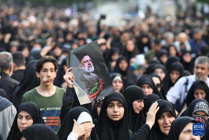  5月23日，在伊朗马什哈德，民众哀悼已故总统莱希。新华社记者 沙达提 摄