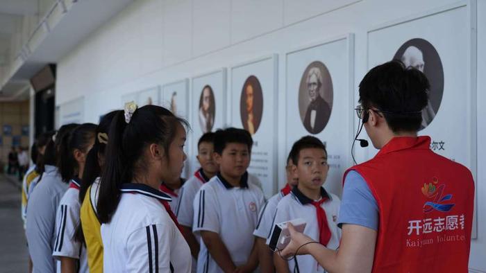 东城小学组织学生到科技馆开展思政教育（2024年5月10日摄）。