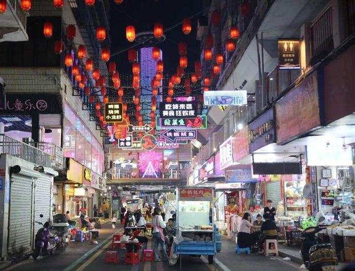 龙田“遛街”夜市。资料图片