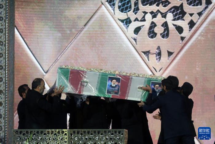  5月23日，伊朗已故总统莱希的遗体被送往马什哈德的伊马姆·礼萨圣地。新华社发