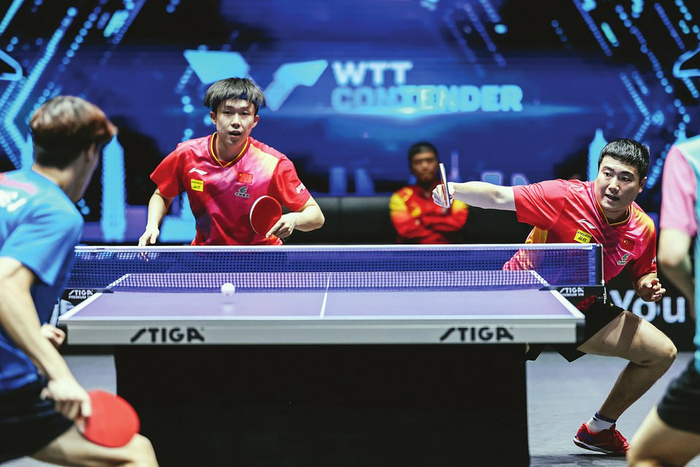 王楚钦和梁靖崑在比赛中。