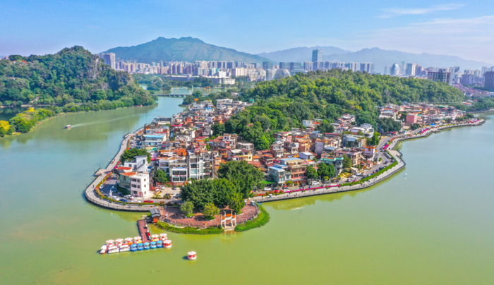 △绿水青山环抱中的岩前半岛生机勃勃。肇庆市融媒体中心记者 梁小明 摄