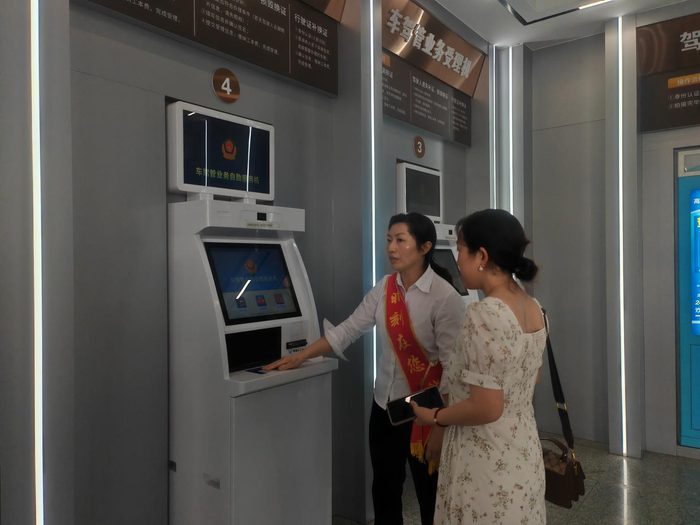 ▲工作人员协助市民办理车驾管业务