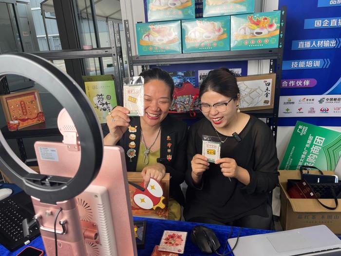 5月24日，文博会广东展团直播间主播正在销售粤语文化创意徽章。新华社记者 赵瑞希 摄