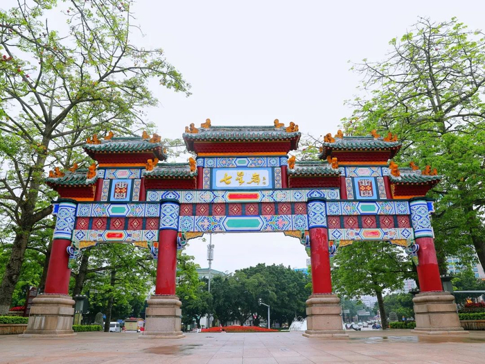 △七星岩牌坊是肇庆的标志性建筑之一。西江1号 摄