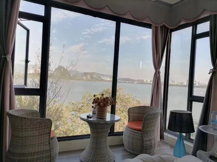 △ 左：湖岸民宿；右：观湖阁民宿