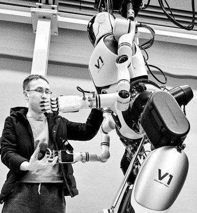中国科学院自动化研究所人形机器人攻关团队科研人员在多模态人工智能系统全国重点实验室调试机器人。新华社发