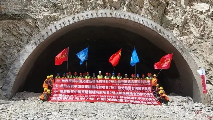 5月22日，建设团队在贯通隧道口庆祝。巴州融媒体中心记者 景丽君摄