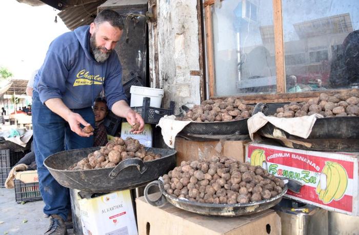 4月17日，在叙利亚哈马省哈马市的中心集市上，商贩正在售卖松露。新华社发（蒙塞夫·梅马里摄）