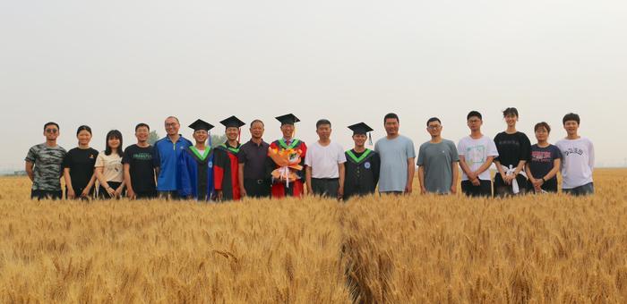 2022年毕业季时的麦田毕业照（央广网发 受访者供图）