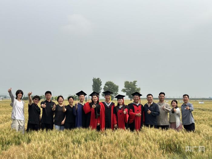 中国科学院遗传与发育生物学研究所小麦基因组与遗传育种团队2024年毕业季留念（总台中国之声记者韩雪莹 摄）