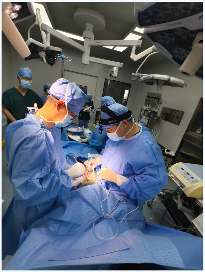 手术场景 （图片来源：安徽医科大学第一附属医院官方微信号）