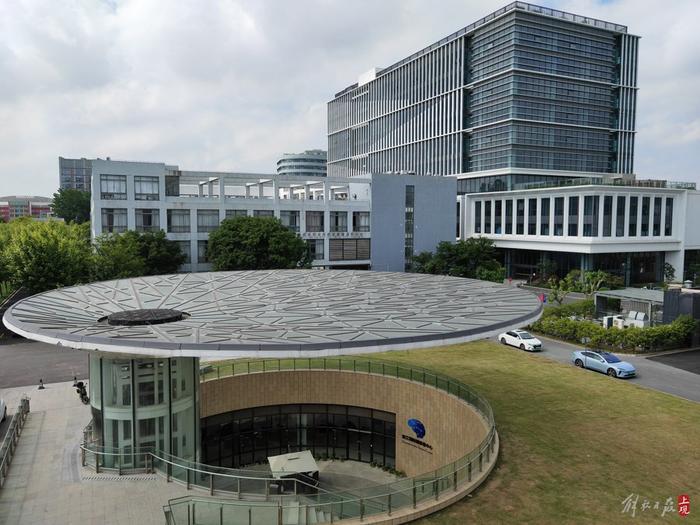 距离生物与化学交叉研究中心不远，在复旦大学张江校区内设有张江国际脑影像中心。徐瑞哲 摄