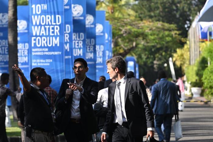  5月20日，在印度尼西亚巴厘岛，与会代表准备参加第十届世界水论坛开幕式。新华社发（维里摄）