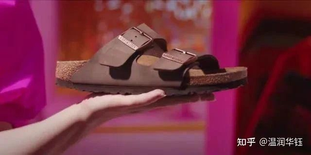 电影《芭比》中的勃肯鞋。图 / 剧照