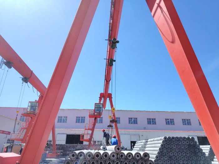 5月22日，胡杨河市广泰建材有限公司工人正码放刚生产的光伏桩。兵团日报全媒体记者 秦俊伟 孙永杰 摄