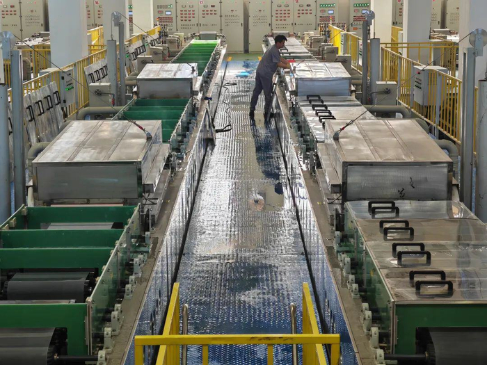 5月22日，新疆江浩电子材料有限公司工人在中高压化成箔生产线上检查生产情况。兵团日报全媒体记者 秦俊伟 孙永杰 摄