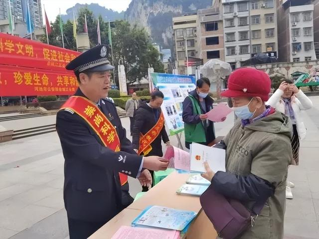 韦晓锋生前工作照片。图源“河池警事”微信公众号