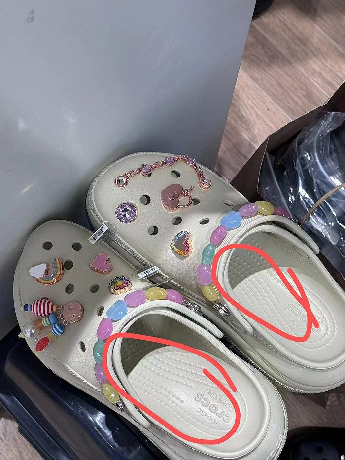 和图中的正版不同，山寨版圈出来的部分是密密麻麻的凸起，颇为硌脚。图 / 受访者提供