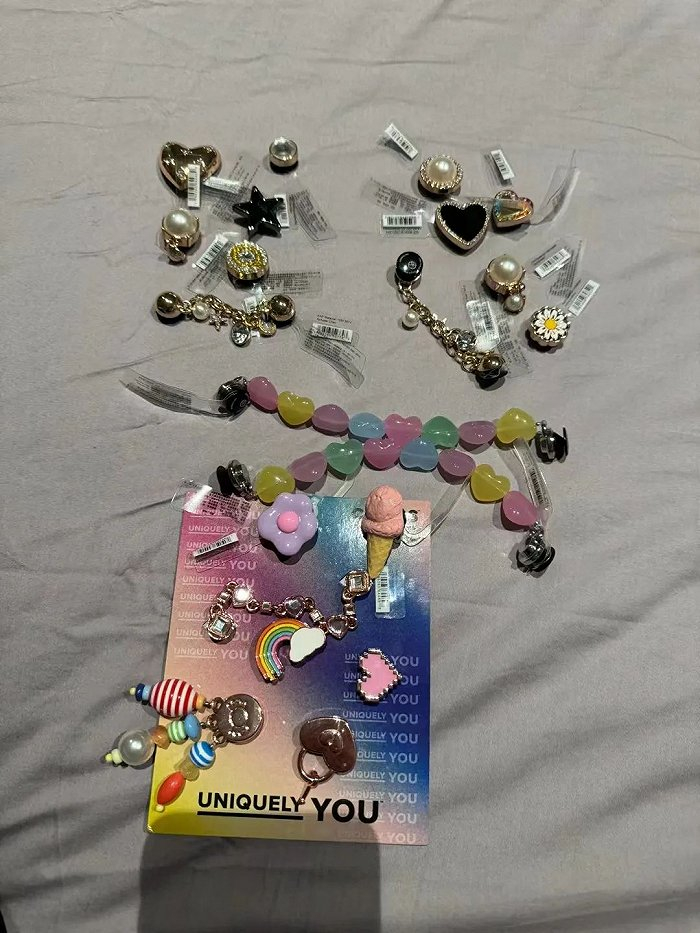 岚岚花了1086元买的两套鞋花，主打甜酷金属风和多巴胺甜心风。图 / 受访者提供