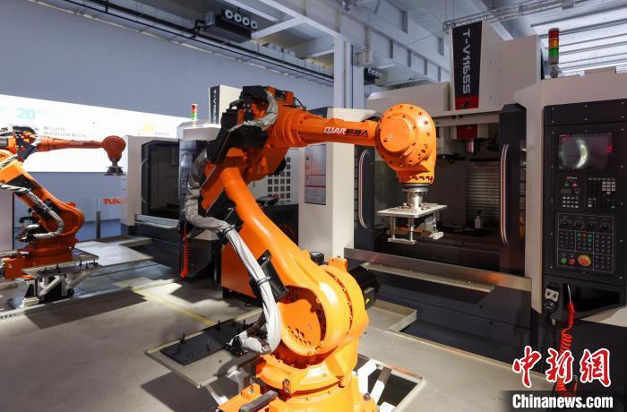 爱仕达工业机器人工作场景。记者 贾天勇 摄
