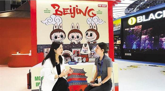▲5月24日，深圳商报记者在文博会现场专访泡泡玛特国际集团副总裁陈晓芸。
