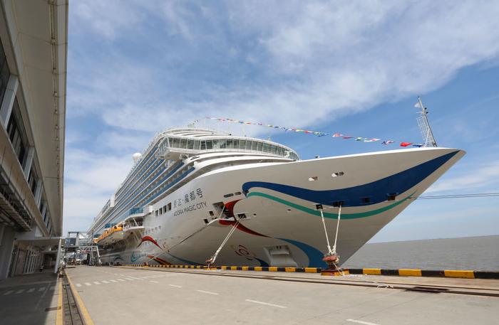 这是停泊在上海吴淞国际客运码头的国产首艘大型邮轮“爱达·魔都号”（2024年5月9日摄）。新华社记者 方喆 摄