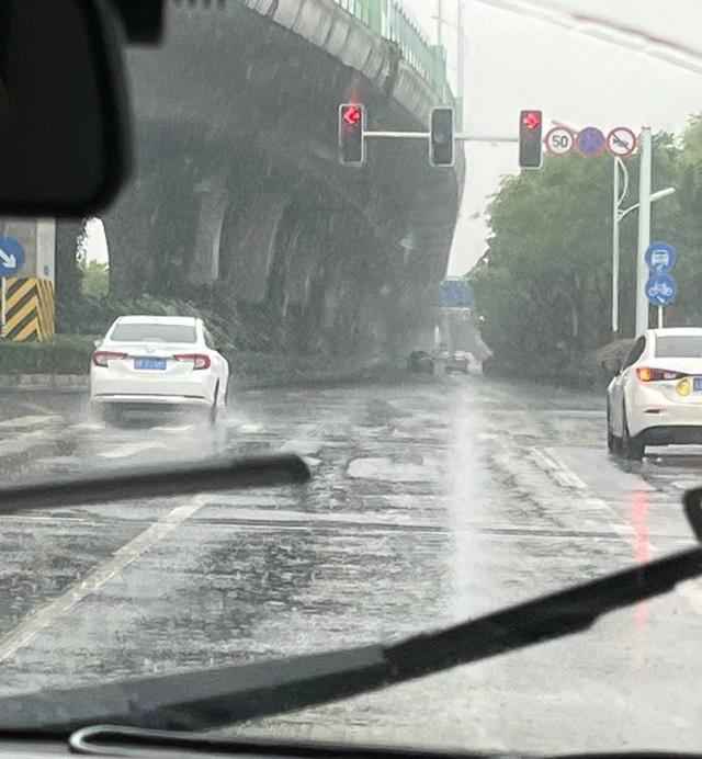 事故发生第二天,交通信号灯已经恢复正常运行。 杨书源 摄