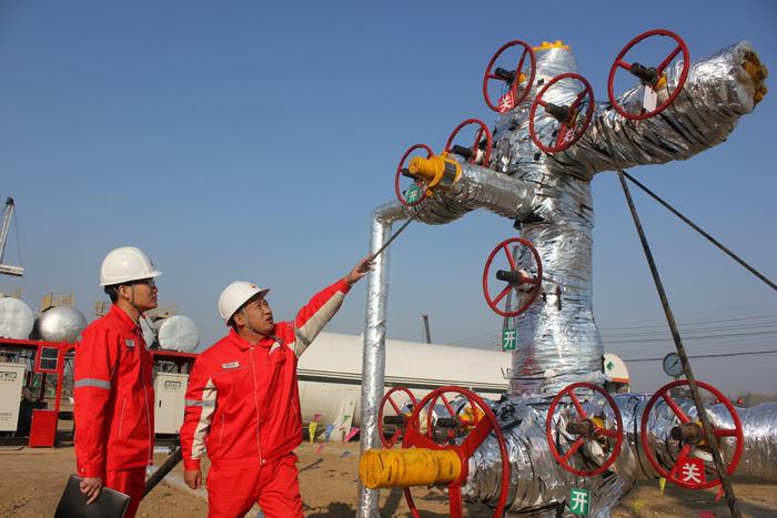 5月20日，华北油田采油三厂工程技术研究所CCUS项目技术员侯东星（右一）和同事正在检查注气井。  河北日报记者 马朝丽摄
