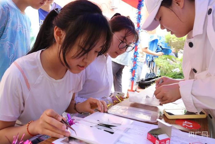 中小学生参与蝴蝶标本制作和滴胶昆虫标本制作（央广网记者 张丽娜 摄）