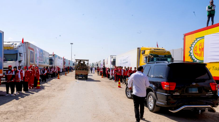 ▲运送救援物资的卡车在埃及边境滞留