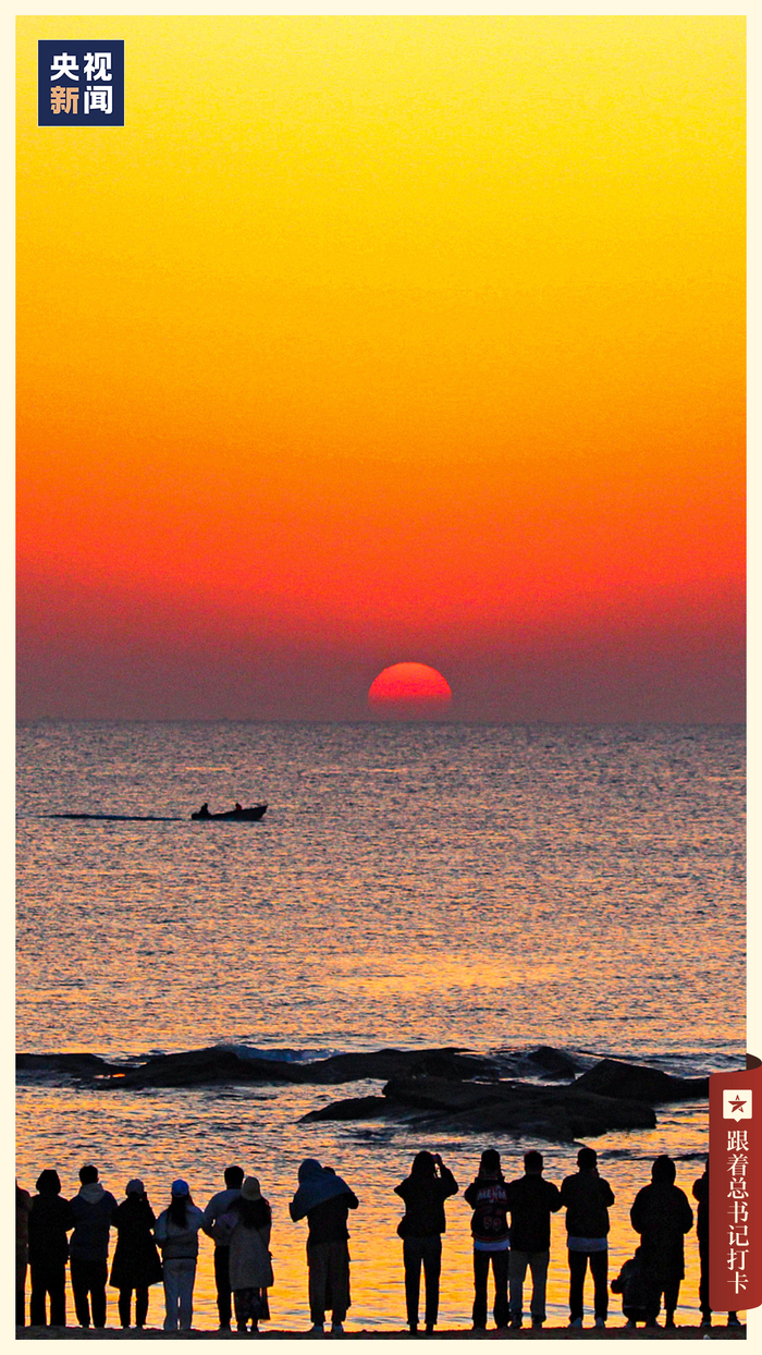 　　△日照灯塔风景区，游客观赏海上日出。