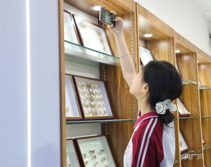 学生参观郑州大学生命科学学院标本展览馆（央广网记者 张丽娜 摄）