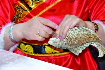     手工制作鱼皮饰品。刘万平摄