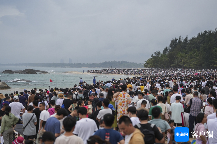 5月3日，在文昌龙楼镇淇水湾海滩，来自全国各地的市民游客前来观看火箭发射。记者 李昊 摄
